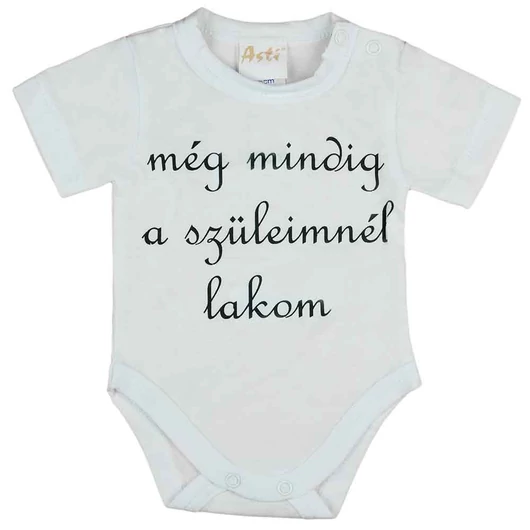 Rövid ujjú "még mindig a szüleimnél lakom" feliratos baba body